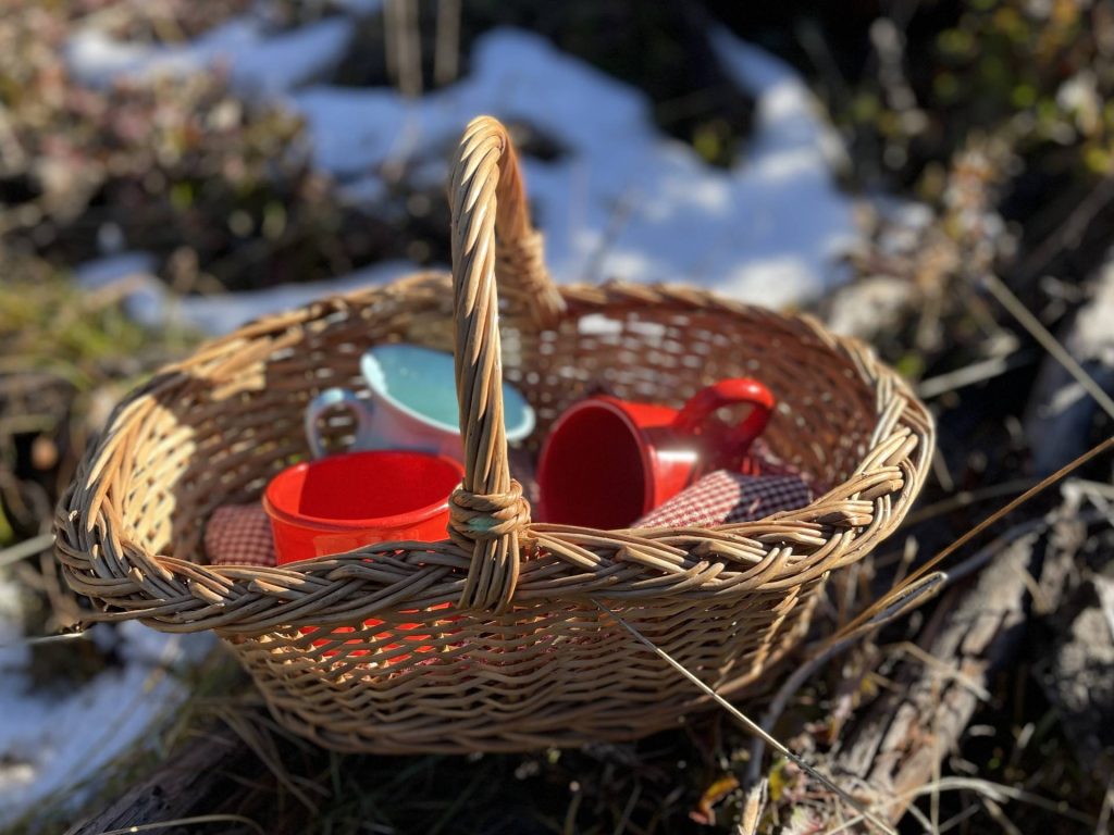 Christmas tree hunt: basket of cocoa mugs
